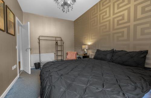 Muirhouse Casa | Cosy, Stylish Bedroom for Business and Work Travellers