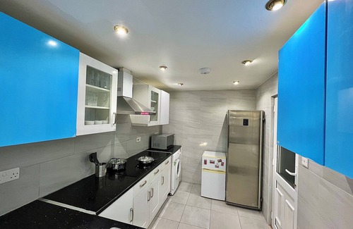 Barnet Apartamento | Cosy Stylish Guest House with Private Patio and Gym Gear