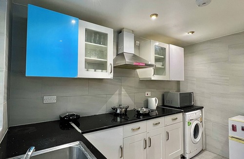 Barnet Apartamento | Cosy Stylish Guest House with Private Patio and Gym Gear