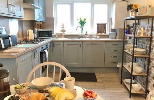 Pembroke Casa | Cosy townhouse in heart of Pembroke. Sleeps 4, pet-friendly!