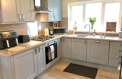 Pembroke Casa | Cosy townhouse in heart of Pembroke. Sleeps 4, pet-friendly!