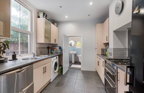 Penge and Cator Casa | Cosy tranquil 3 bed semi-detach house on quite leafy street