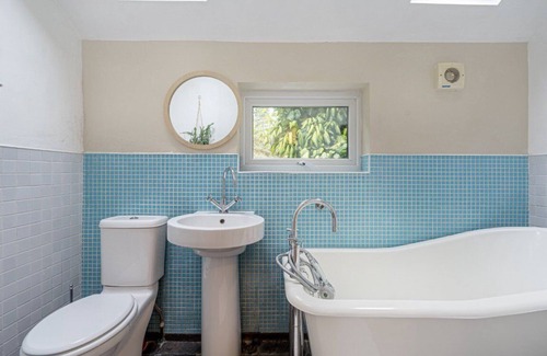 Penge and Cator Casa | Cosy tranquil 3 bed semi-detach house on quite leafy street