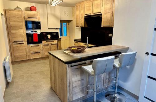 Grandcamp-Maisy Casa | Cosy village house with home cinema