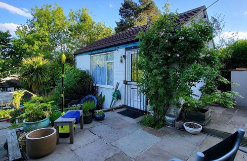 Roundhay Apartamento | Cosy well equipped stand alone studio. Only 10 mins drive to the city centre