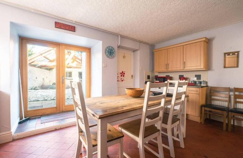 St Davids Casa | Cosy Welsh Cottage in St Davids Centre with Garden