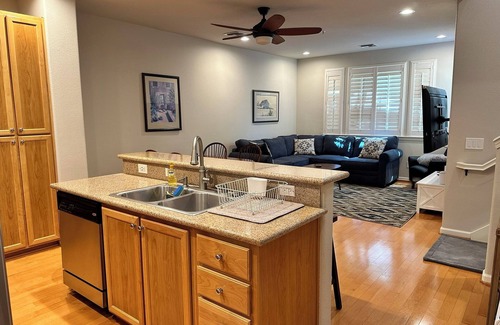 Rohnert Park Condominio | Cotati Station condo with Garage and A/C