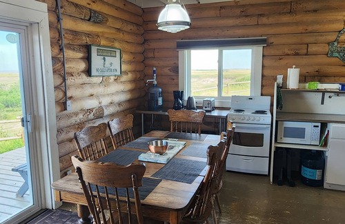 Castor Otro | Cabin on the Coulee Farm: Log Cabin Glamping