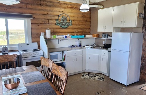 Castor Otro | Cabin on the Coulee Farm: Log Cabin Glamping