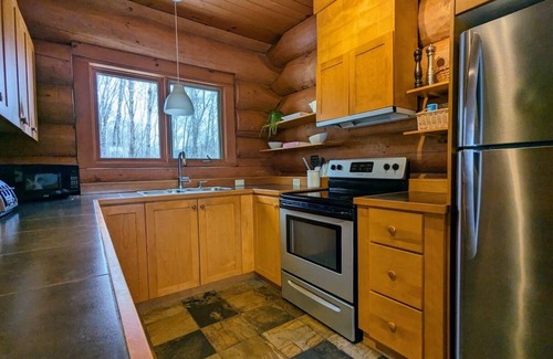 Lac Superieur Village Chalet De Esquí | Cote Nord Tremblant Scandinavian Log cabin, hot tub, pool, tennis, CITQ 234533