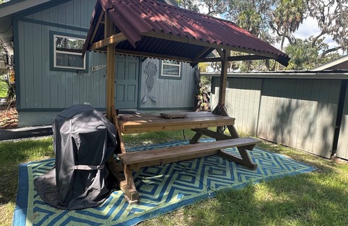 Port Richey Apartamento | Cotee River Mancave studio with AC in Port Richey