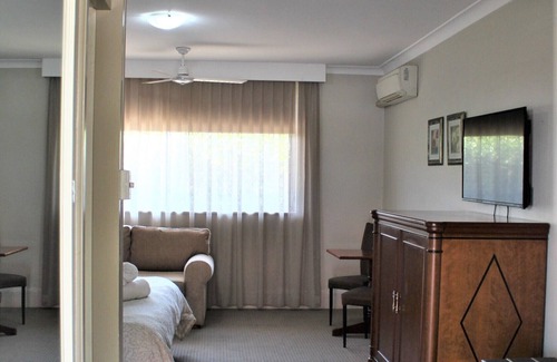 Armidale Hotel | Cotswold Gardens
