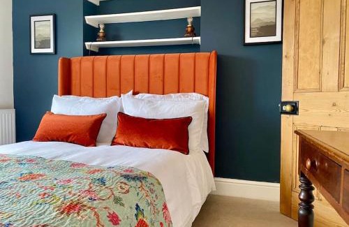 Chipping Norton Casa | Cotswold Home over 4 floors - perfect for Families Friends Contractors