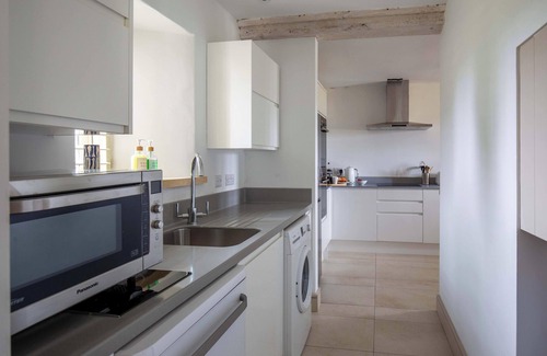 Ewen Casa | Cotswold Mill Retreat - Stunning 18th-century barn, sleeps up to 12