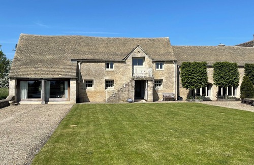 Ewen Casa | Cotswold Mill Retreat - Stunning 18th-century barn, sleeps up to 12