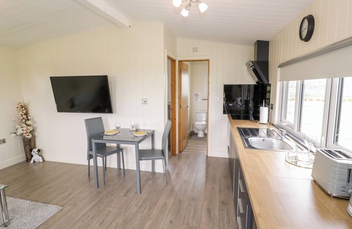 Bretforton Cabaña | COTSWOLD VIEW 3, romantic, character holiday cottage in Honeybourne