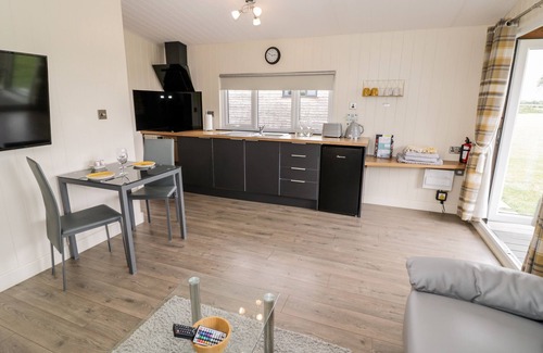 Bretforton Cabaña | COTSWOLD VIEW 3, romantic, character holiday cottage in Honeybourne