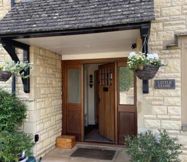 Bourton Casa | Cotswolds Luxury House in Central Bourton Large Sleeps 2-11. Pet Friendly.