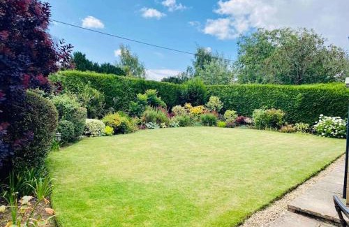 Bourton Casa | Cotswolds Luxury House in Central Bourton Large Sleeps 2-11. Pet Friendly.