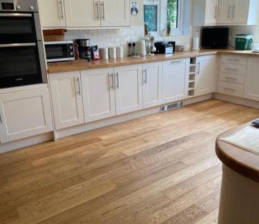 Bourton Casa | Cotswolds Luxury House in Central Bourton Large Sleeps 2-11. Pet Friendly.