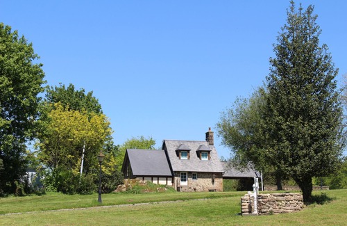 Saint-Michel-de-Montjoie Cabaña | Cottage 'La Bergerie' in the Norman bocage (swimming pool and tennis court)