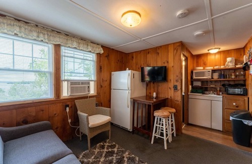 Weirs Beach Cabina | Cottage 16 Summary: T