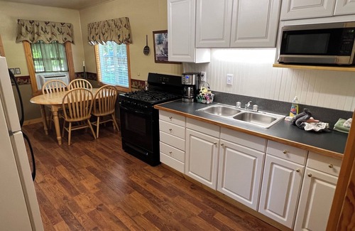 Somes Bar Cabaña | cottage 2. 2 bedrooms, 2 bathrooms, full kitchen and front porch