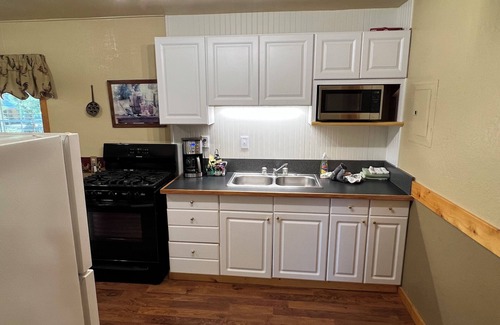 Somes Bar Cabaña | cottage 2. 2 bedrooms, 2 bathrooms, full kitchen and front porch