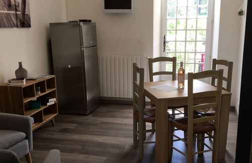 Meyrannes Cabaña | Cottage 2-3 personas en una casa con encanto en el corazón de un refugio soleado