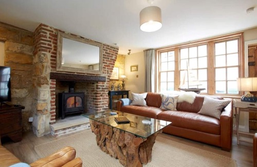 Whitby Cabaña | Cottage 2 minutes to beach with patio & parking