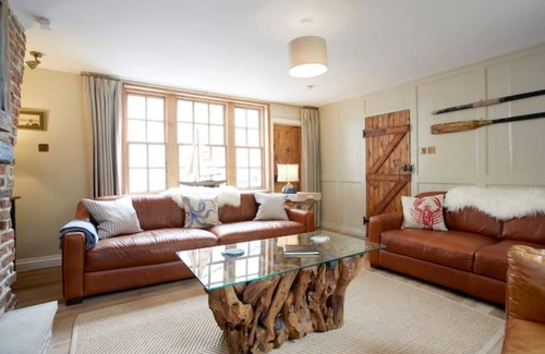 Whitby Cabaña | Cottage 2 minutes to beach with patio & parking