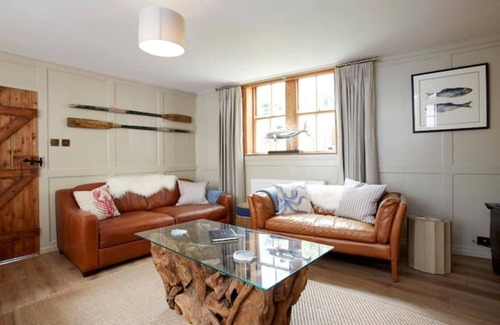 Whitby Cabaña | Cottage 2 minutes to beach with patio & parking