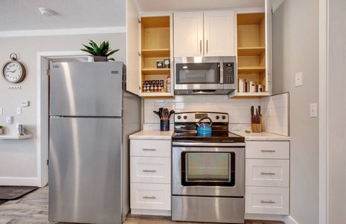 Woodland Park Cabaña | Cozy Mountain Cottage-2bd,1 bath -down town darling-walk to the heart of WP