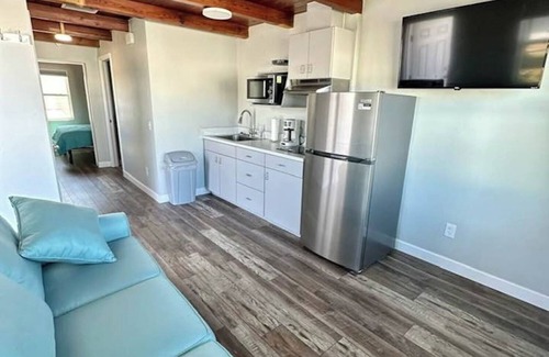 Tavares Cabaña | Cottage 32: Flamingo Bungalow - Waterfront Lodging in Downtown Tavares, FL