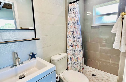 Tavares Cabaña | Cottage 33: Pineapple Place - Waterfront Lodging in Downtown Tavares, FL