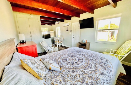 Tavares Cabaña | Cottage 33: Pineapple Place - Waterfront Lodging in Downtown Tavares, FL