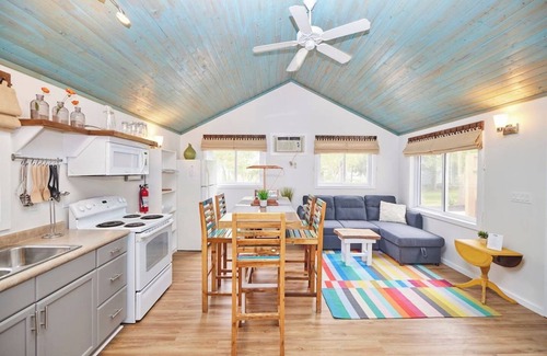 Wainfleet Cabaña | Cottage #7 · Lake Haven Beach Resort