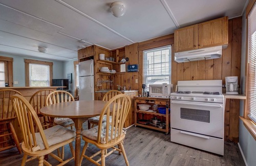 Weirs Beach Cabina | Cottage 9 The Space: