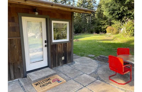 Bandon Cabaña | Cottage Above Fern Creek - Private Cottage with Forest View, Kitchenette