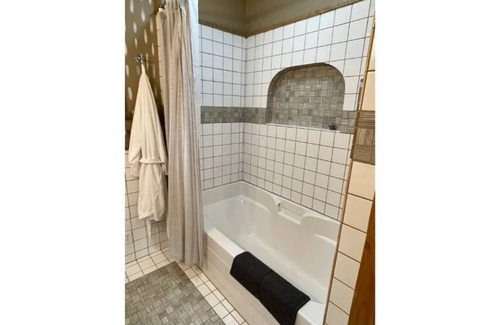 Bandon Cabaña | Cottage Above Fern Creek - Private Cottage with Forest View, Kitchenette