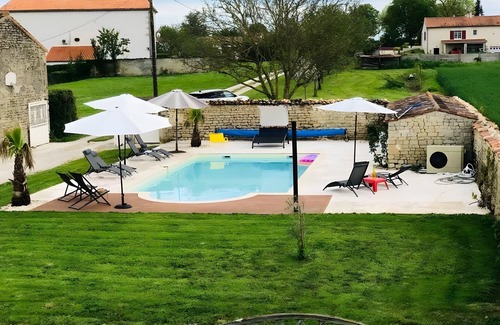 Vergne Casa | Casita de campo "Ambre" con piscina compartida, terraza privada y Wi-Fi