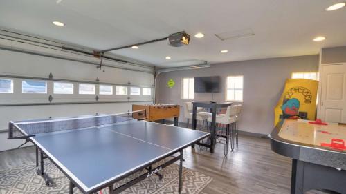 Geneva Apartamento | Cottage at Cast Away Kayaks Fire Pit & Game Room