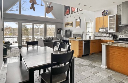 Newtown Casa | Cottage at Sunny Day- Lakeside, views, kayak, dock