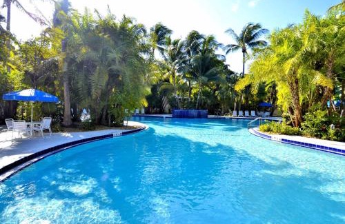 Key West Casa | Cottage by the Pool by AvantStay w Balcony BBQ Shared Pool Month Long Stays Only
