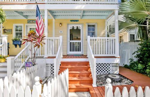 Key West Casa | Cottage by the Pool by AvantStay w Balcony BBQ Shared Pool Month Long Stays Only