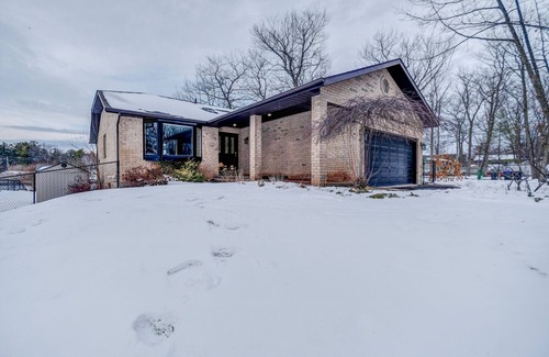 Wasaga Beach Casa | Cottage By The River