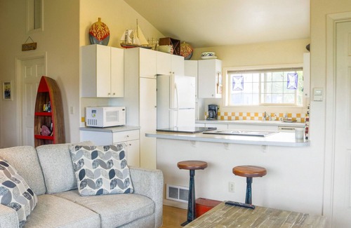 Yachats Cabaña | Cottage by the Sea Aug. 9-13 Available