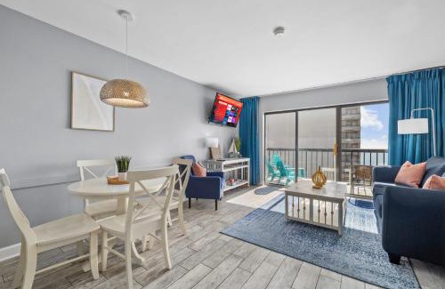 Myrtle Beach Apartamento | Cottage By the Sea! Renovated Condo with Ocean Views!