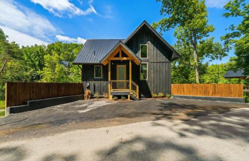 Sevierville Casa | Cottage Cove Oasis - Lakefront with Hot Tub