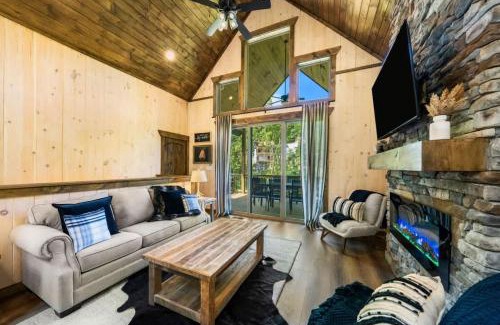 Sevierville Casa | Cottage Cove Oasis - Lakefront with Hot Tub